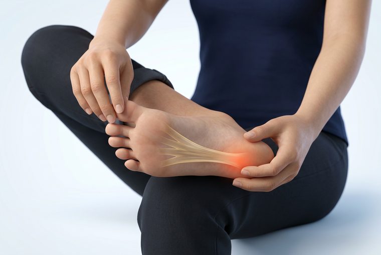 Toe stretch test: one hand holds the heel while the other pulls the big toe back, tightening the arch; pain is felt under the heel.